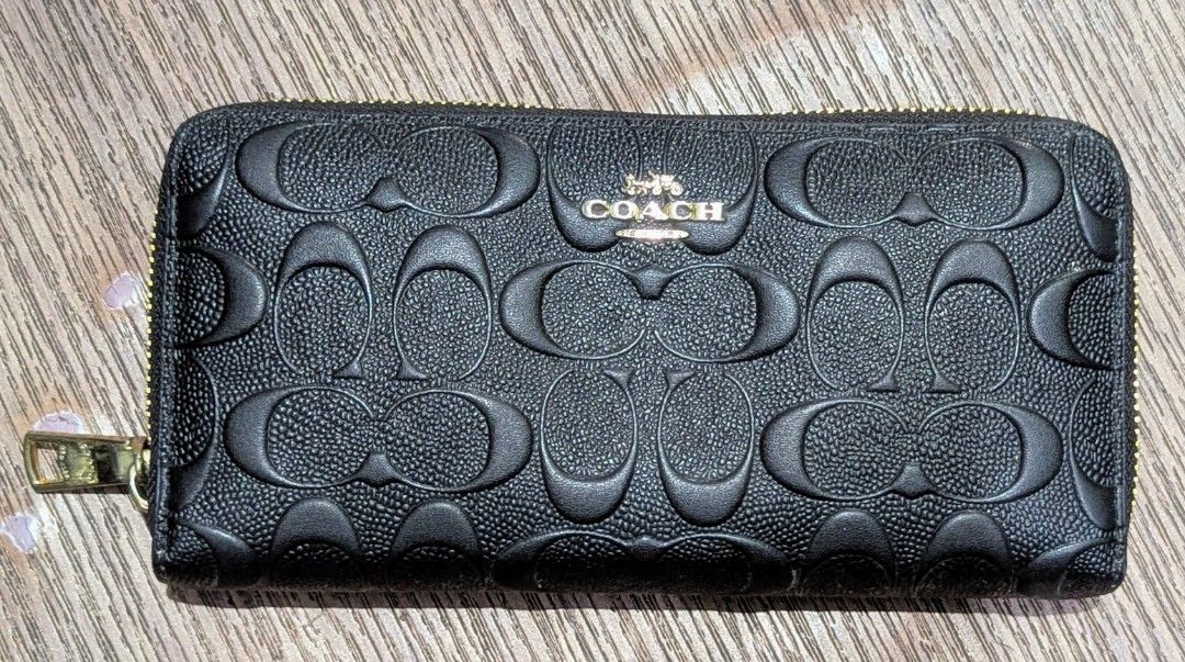 Coach long wallet (Category: Wallets & Card holders) located in Baguio. Submitted by second_handchic (Listing ID 1457976710, Image 1). Description: authentic coach long wallet in good condition color black see posted pictures for more details or DM for more information.