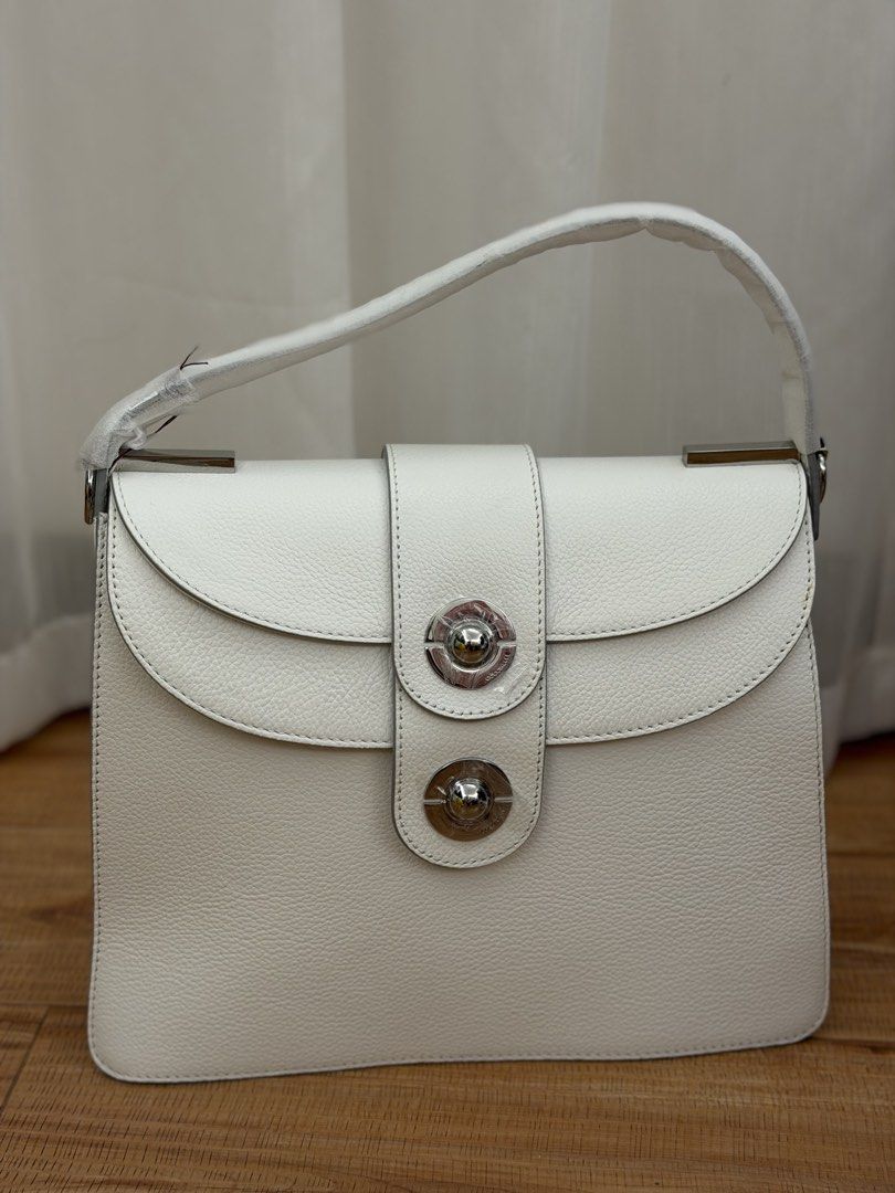 coccinelle white leather bag 全白返工袋 （分類：單肩包）位於 Hong Kong。 由 nevava 提交（商品編號 1457926733，圖片 1）。簡介： 。
