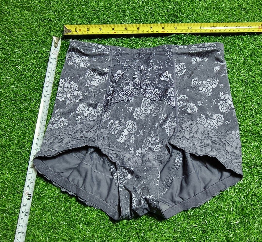 Code : 1063 (Category: New Undergarments & Loungewear) located in Sungai Buloh. Submitted by Zirahh.BndleNightware (Listing ID 1457932222, Image 1). Description: 9/10.