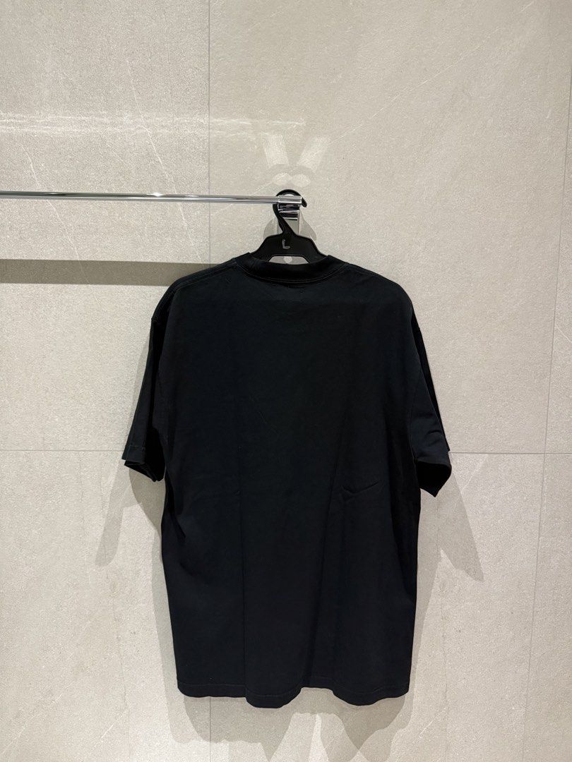 Commonwealth (LA) Black Pocket T-Shirt (Category: Tshirts & Polo Shirts ) located in Muntinlupa City. Submitted by klean.kloset (Listing ID 1458049801, Image 2). Description: - Brand: Commonwealth - Item: Pocket Tee (Used Once only!) - Color: Black - Size: Medium (M) on Tag (21x30) - Simple and classic piece that I purchased in LA MOP: GCASH MOD: LBC/Lalamove/Grab .
