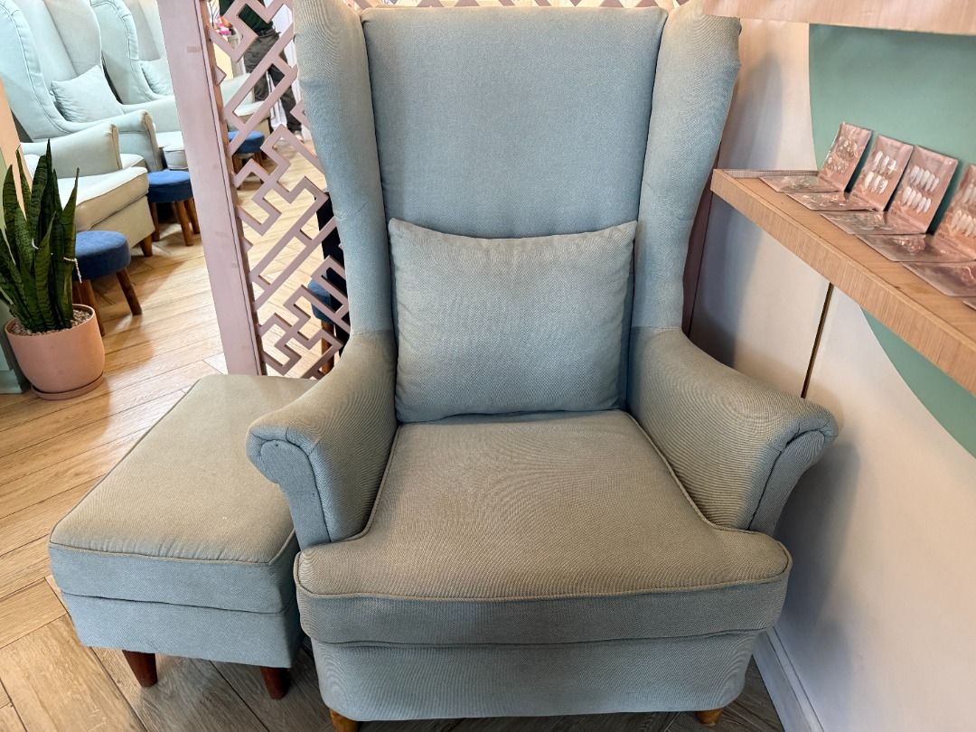 Complete Spa Chair Set (4 pcs / set) (Category: Hands & Nails) located in Taguig. Submitted by xtian810 (Listing ID 1457953406, Image 2). Description: COMPLETE SPA CHAIR SET FOR ONLY ₱4,000 PER SET Perfect for a nail spa, foot spa, salon, lash studio, reception area, or even a comfortable reading corner at home. Each COMPLETE SET includes: - 1 comfortable high-back spa chair - 1 matching pillow - 1 large matching footrest - 1 small round blue sto