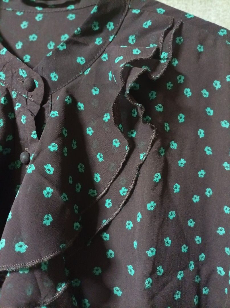 CROPPED BLOUSE (Category: Blouses) located in Makati City. Submitted by jessu_ (Listing ID 1457966856, Image 2). Description: Dark brown short-sleeved blouse featuring a small green floral pattern and a front ruffle. Medium to large 2nd photo for closer look Buy 3 + 1 free of your choice from any available listing RFS: Decluttering MOP: GCash or bank transfer.
