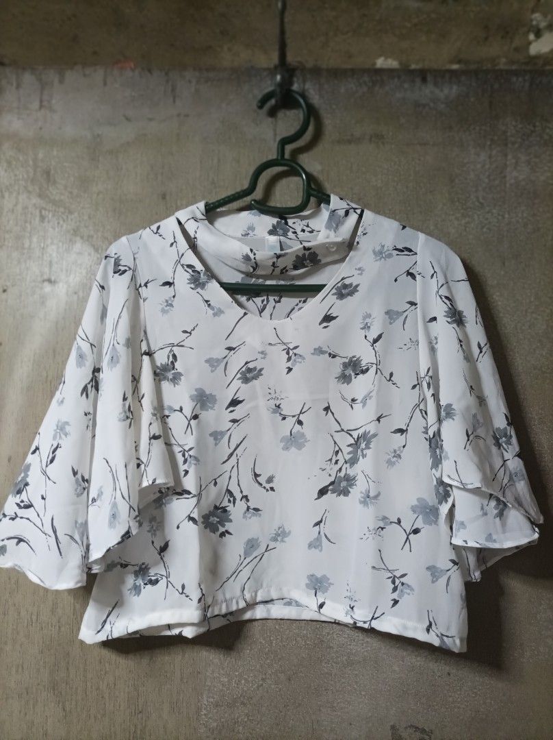 FLORAL CROPPED BLOUSE (Category: Blouses) located in Makati City. Submitted by jessu_ (Listing ID 1457968660, Image 1). Description: White blouse featuring floral print and a cutout collar detail. Medium to large 2nd photo for closer look Buy 3 + 1 free of your choice from any available listing RFS: Decluttering MOP: GCash or bank transfer.