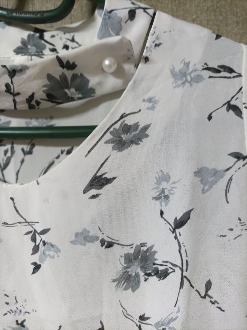 FLORAL CROPPED BLOUSE (Category: Blouses) located in Makati City. Submitted by jessu_ (Listing ID 1457968660, Image 2). Description: White blouse featuring floral print and a cutout collar detail. Medium to large 2nd photo for closer look Buy 3 + 1 free of your choice from any available listing RFS: Decluttering MOP: GCash or bank transfer.