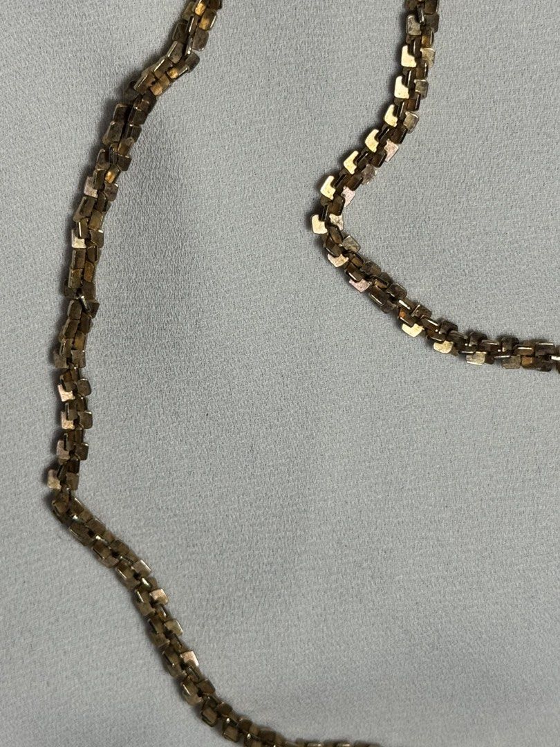 Crystal necklace (Category: Body Jewelry) located in Ligao. Submitted by veetrinkets (Listing ID 1458036590, Image 3). Description: -can fit up to 18 inches -boho, vintage, witchy style -sparkly crystal.