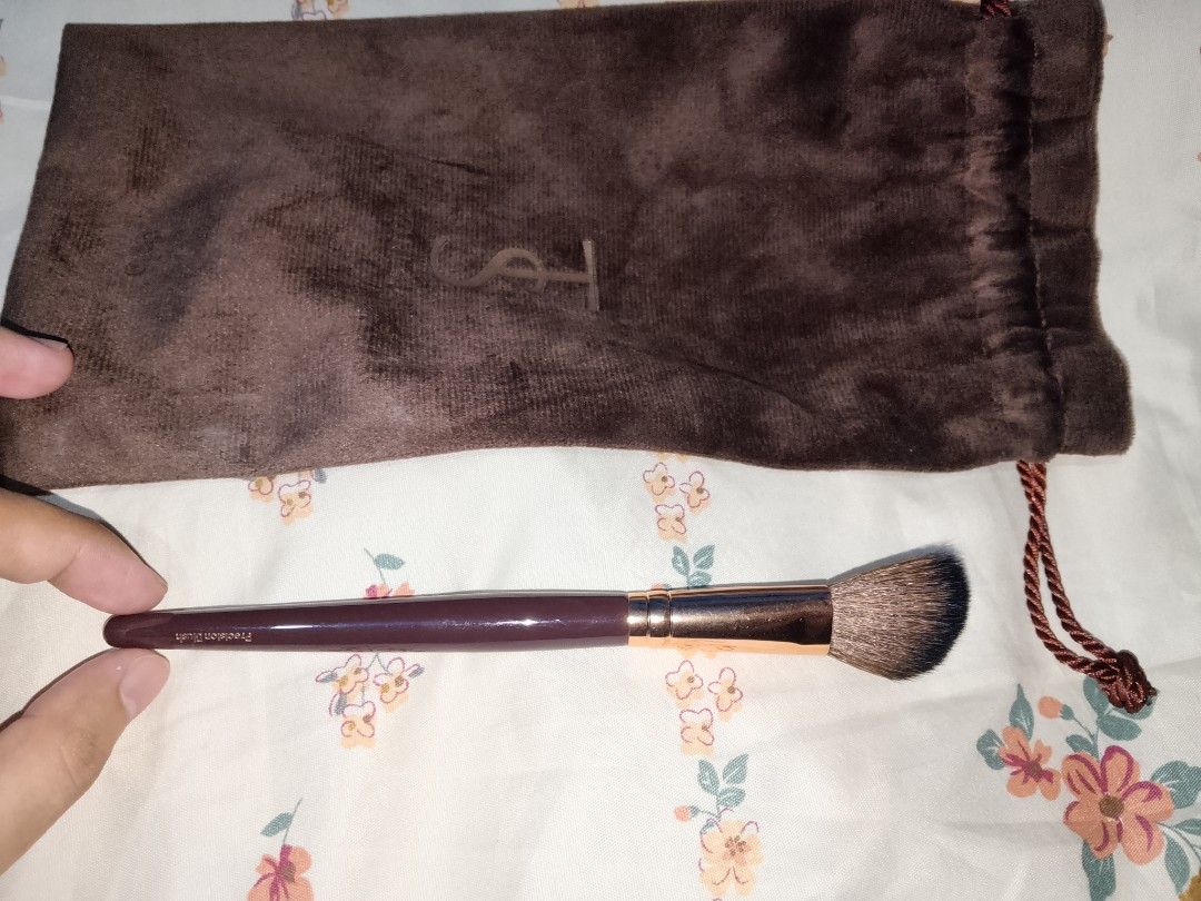 DALA x Toni Sia Makeup Brush (Category: Makeup) located in Cauayan City . Submitted by rhianajel (Listing ID 1458018380, Image 2). Description: -SF is included in the price listed above -with net and packet (no box) -velvet pouch can be given if you order 2+ brushes -slightly used -RFS: need money.