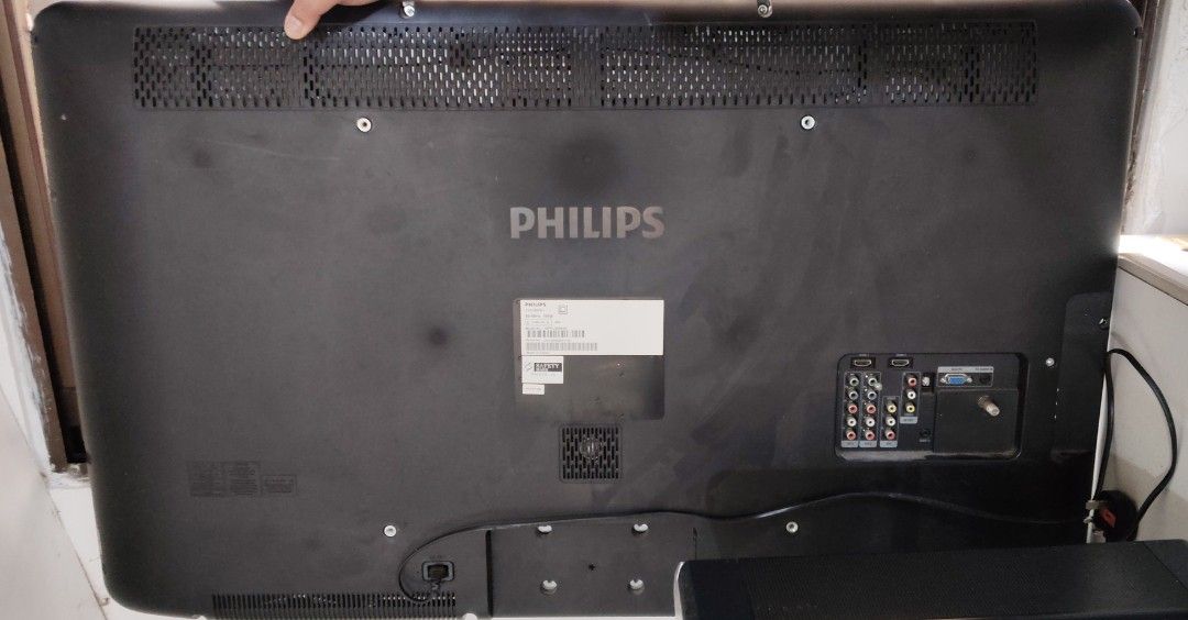 Defective 42-inch Philips LED TV (Category: TV) located in Rizal. Submitted by reese511 (Listing ID 1457996977, Image 2). Description: Defective LED TV Old model Ayaw na mag on - Philips 42-inch Full HD LED TV - Model: 42PFL5609/98.