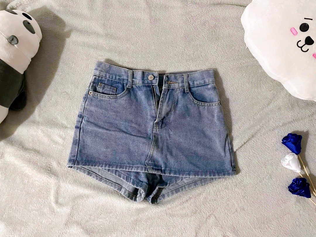 Denim Mini Skirt with Shorts Underneath (Category: Skirts) located in Bustos. Submitted by amcsantos_ (Listing ID 1457953254, Image 2). Description: Color: Denim Retro Blue Size: Large (27-28).