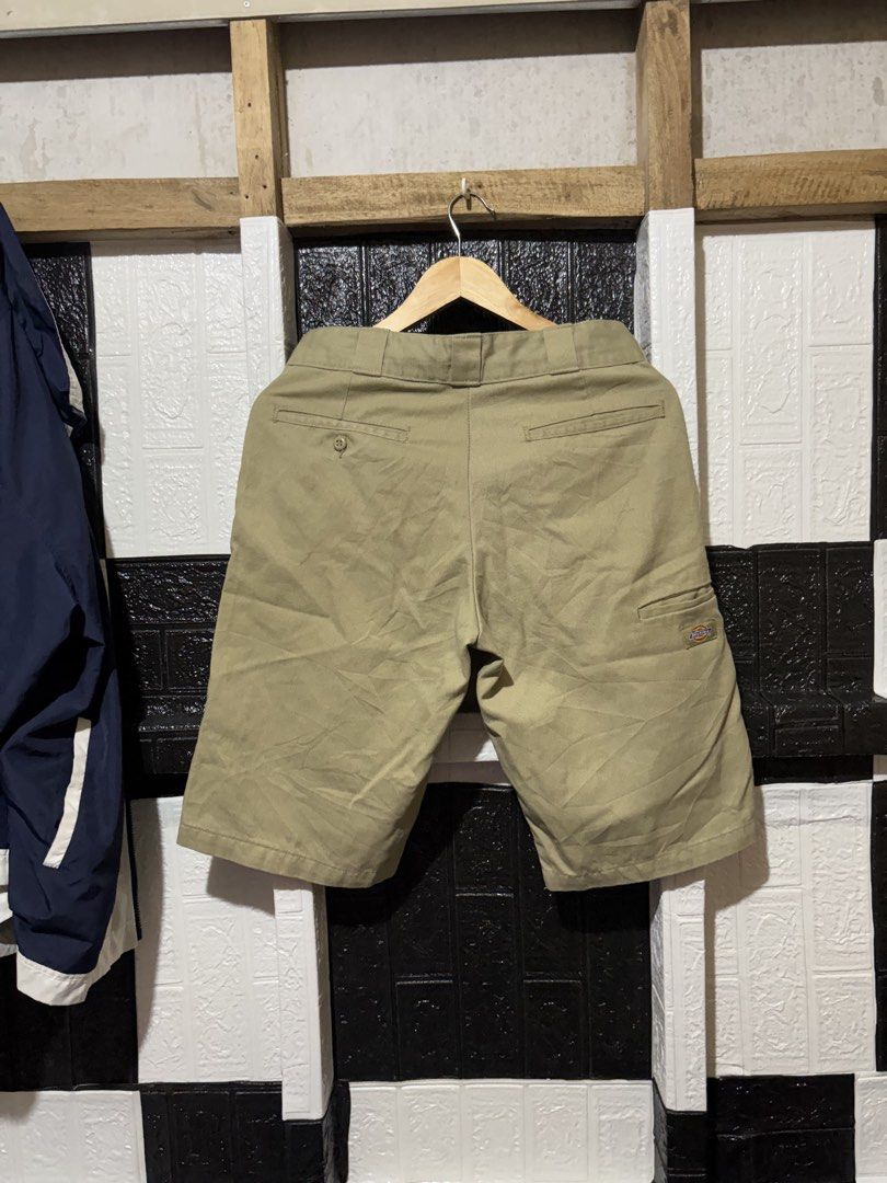 Dickies double patch (Category: Shorts) located in Lopez. Submitted by thrift.ni.roms22 (Listing ID 1458048683, Image 2). Description: .