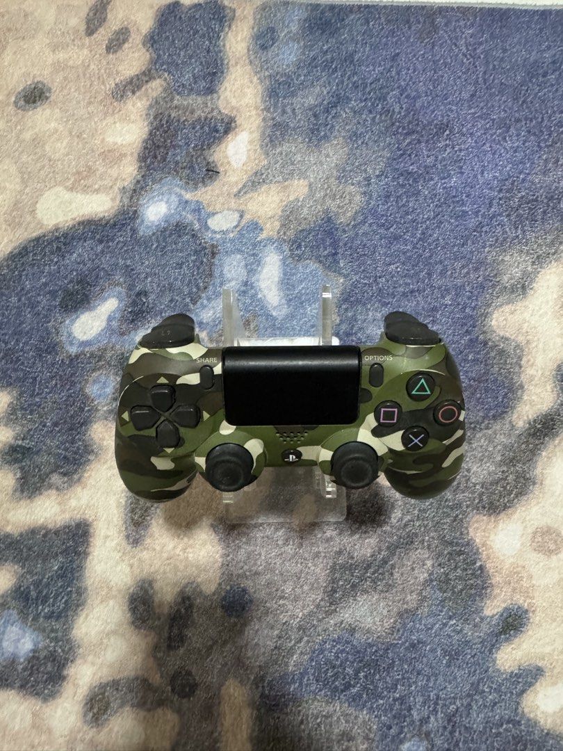 DS4 Controller (Category: Controllers) located in Merlimau. Submitted by zzlrml (Listing ID 1458052243, Image 2). Description: DS4 Controller - Second hand item - Orizainal makluman dari pembelian dari Store berkenaan - Tempat cas kena mencari sudut baru masuk atau kena beli cable baru.