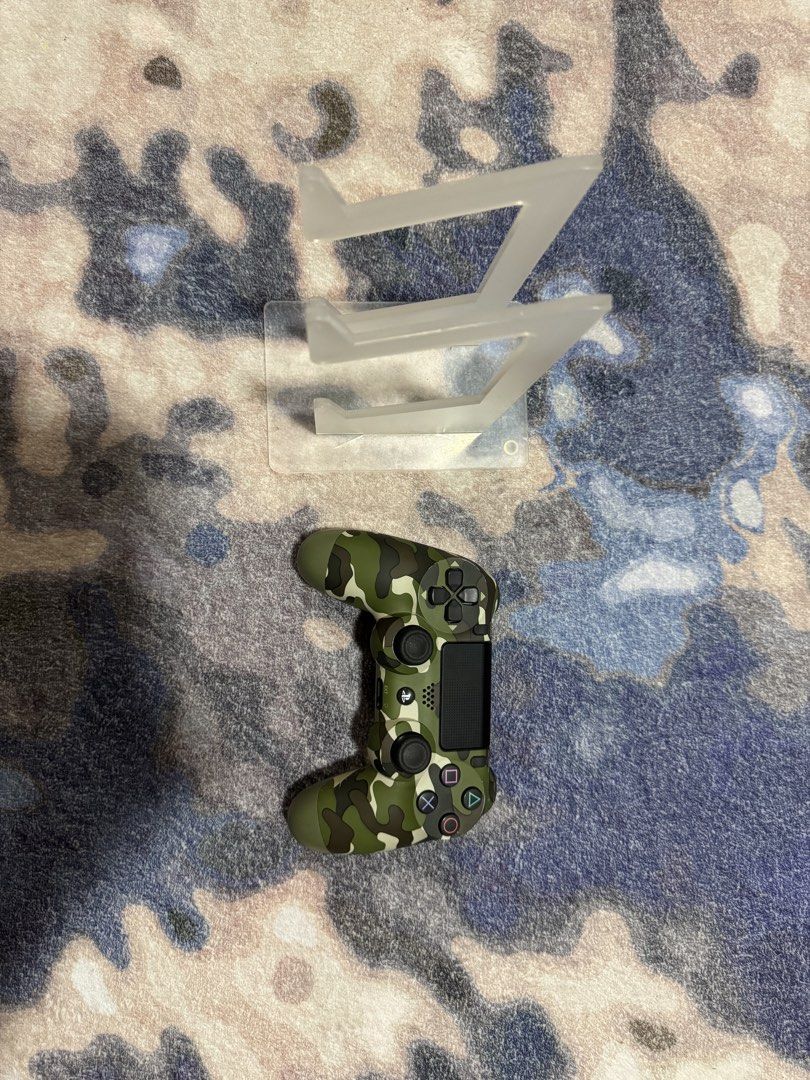 DS4 Controller (Category: Controllers) located in Merlimau. Submitted by zzlrml (Listing ID 1458052243, Image 1). Description: DS4 Controller - Second hand item - Orizainal makluman dari pembelian dari Store berkenaan - Tempat cas kena mencari sudut baru masuk atau kena beli cable baru.