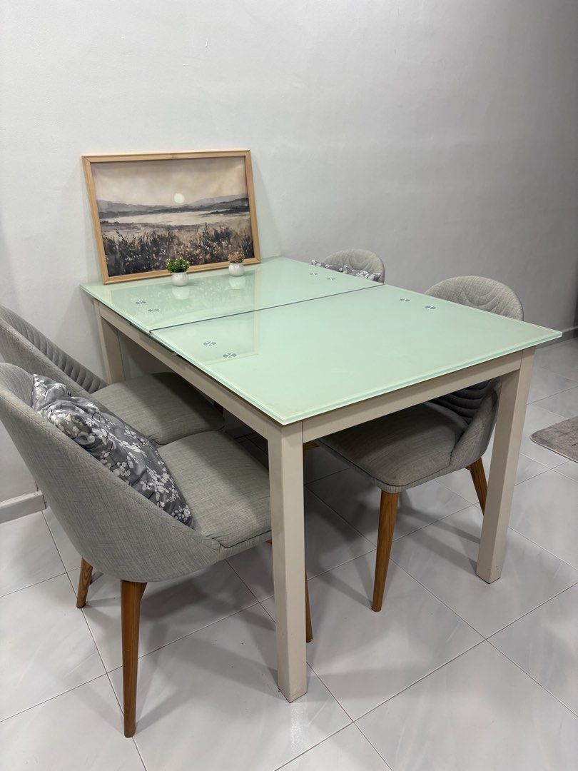Expandable dining table (Category: Tables & Sets) located in Singapore. Submitted by cielloup (Listing ID 1458021918, Image 2). Description: Expandable dining table in good condition message if interested .
