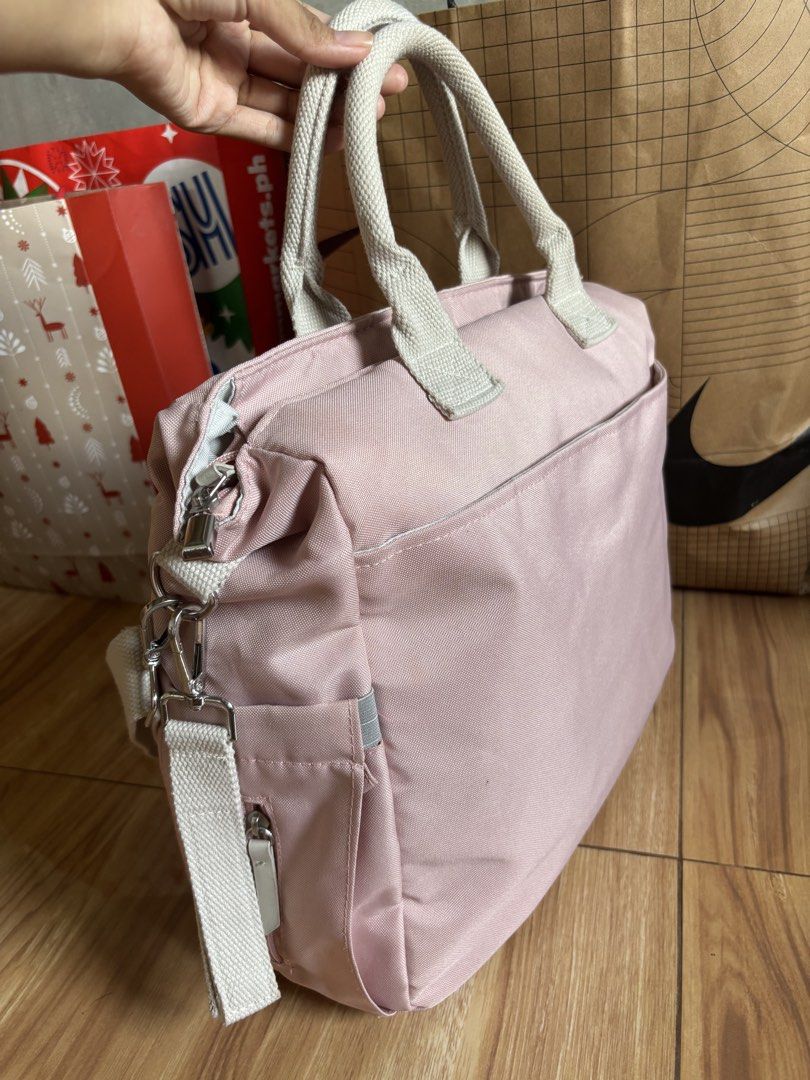 Feeme Mom/Diaper Bag (Category: Diaper Bags & Wetbags) located in Baguio. Submitted by pinkynj (Listing ID 1456732637, Image 2). Description: Like new :).