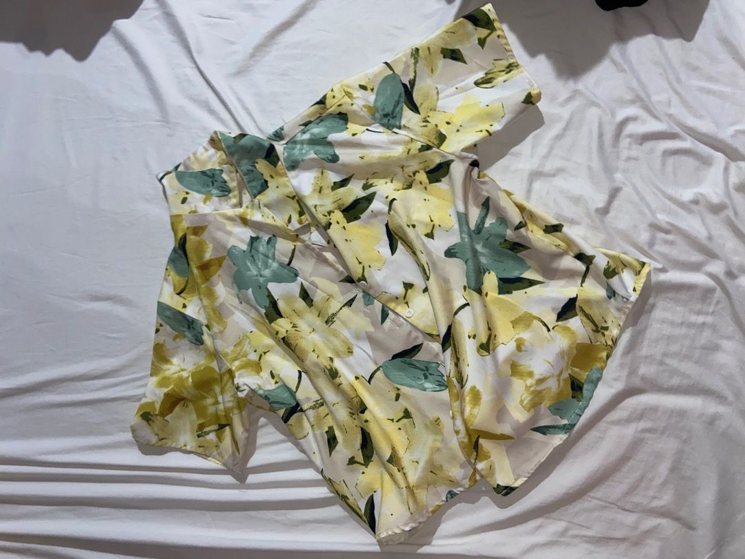 Floral Print Short Sleeve polo (Category: Blouses) located in Angeles City. Submitted by den_e (Listing ID 1458014015, Image 1). Description: .