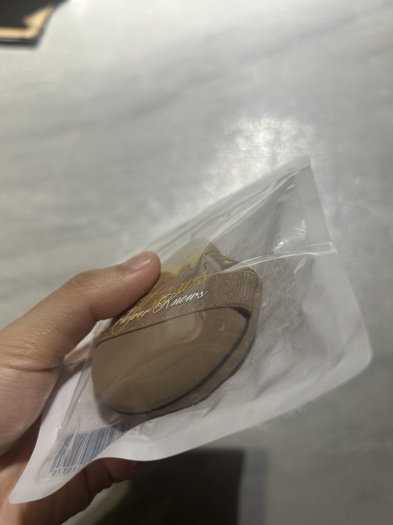 Flower Knows Dual Sided Cushion Puff (Category: Makeup) located in Rizal. Submitted by reyshishibal (Listing ID 1457905294, Image 3). Description: - brandnew and sealed - can send video condi - authentic official, scan the barcode to check authenticity - est sf if jnt: around 50 only ✅installment (original price+ 100) in 2 months.