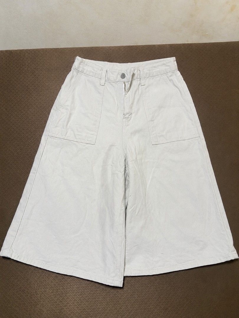 FS White clean jorts!!! (Category: Shorts) located in Alegria. Submitted by mark_john19 (Listing ID 1458038718, Image 1). Description: .