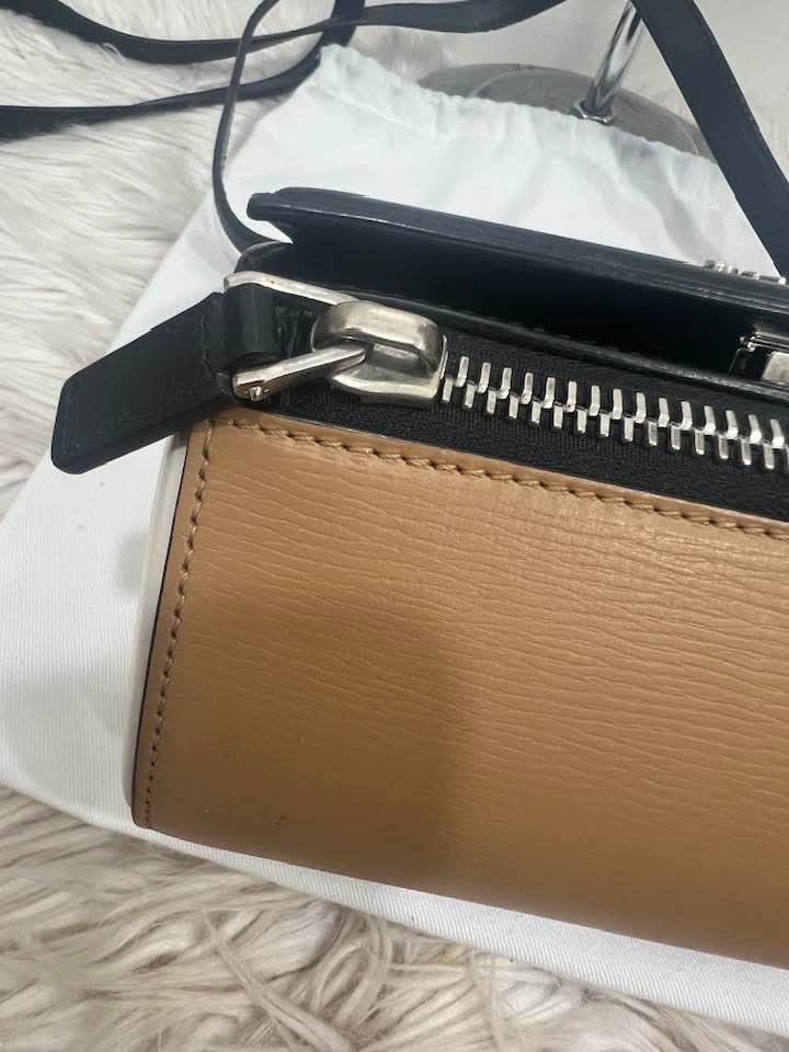 Givenchy Pandora box (Category: Luxury Bags & Wallets) located in Passi. Submitted by janbelisario (Listing ID 1458027211, Image 3). Description: Well used conditions please check detailed photos No inclusions #10.