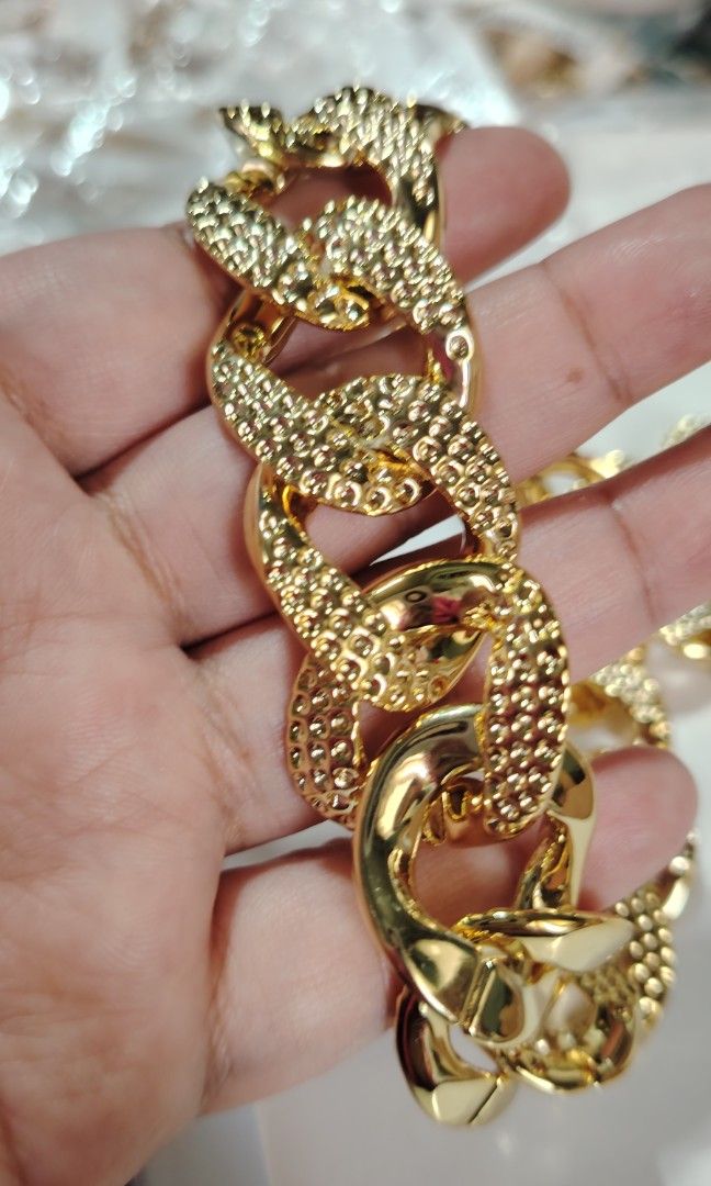 Gold Plate Necklace 48cm (Category: Necklaces) located in Manila. Submitted by thrifty_cool (Listing ID 1457958002, Image 2). Description: Magaan lang maganda ang pagkakagold.