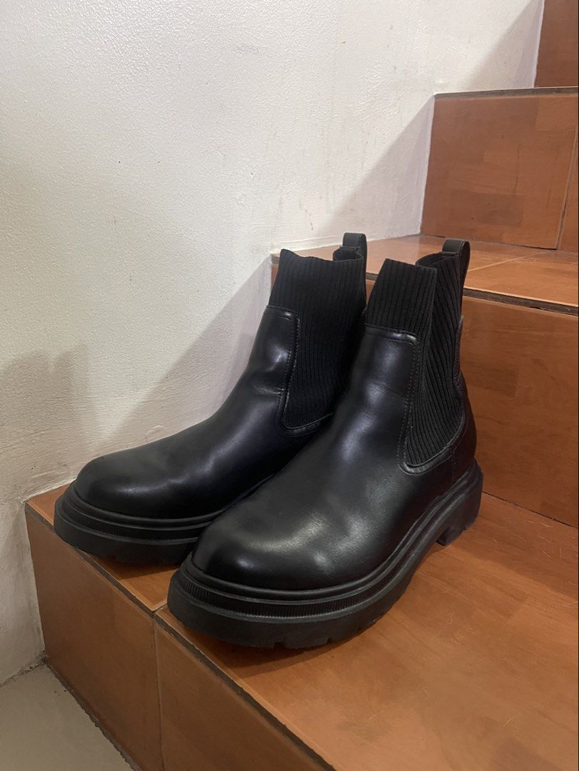 GU Black Chelsea Boots (Category: Boots) located in Paranaque City. Submitted by lovenclutter (Listing ID 1451926851, Image 1). Description: - LP POSTED - Please check all photos - With slight scratch on one of the boots - Fits size 24-24.5 CM (38-39) - Comfortable to wear, not heavy - If maselan, please spare the hassle .