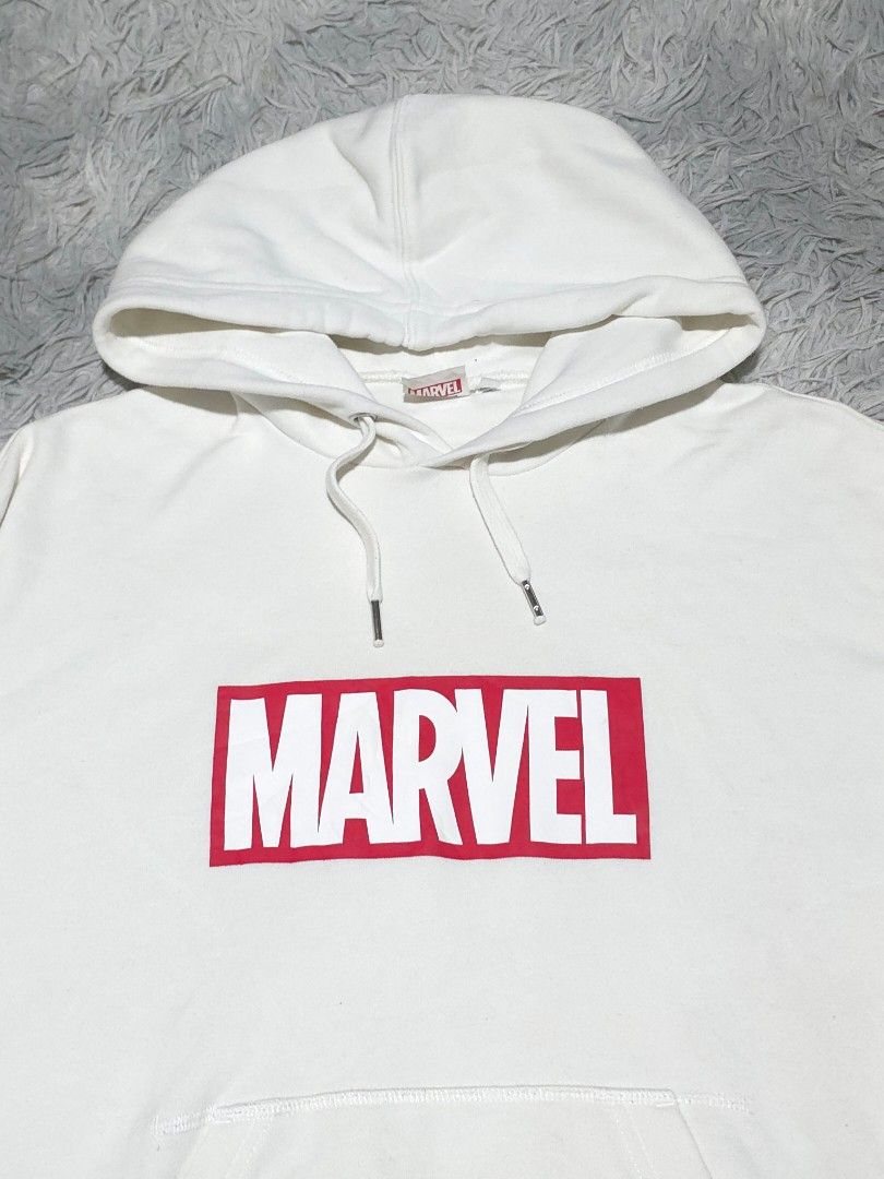 GU x Marvel Comics White Hoodie (Category: Hoodies) located in Abulug. Submitted by humanwhosellthings (Listing ID 1458095029, Image 2). Description: - Iconic Marvel Comics logo in red and white ✅️Size Medium 20.5W x 25L - Comfortable white pullover hoodie - Features a front pocket and adjustable drawstring hood - Made from soft, casual material - Perfect for any Marvel fan.