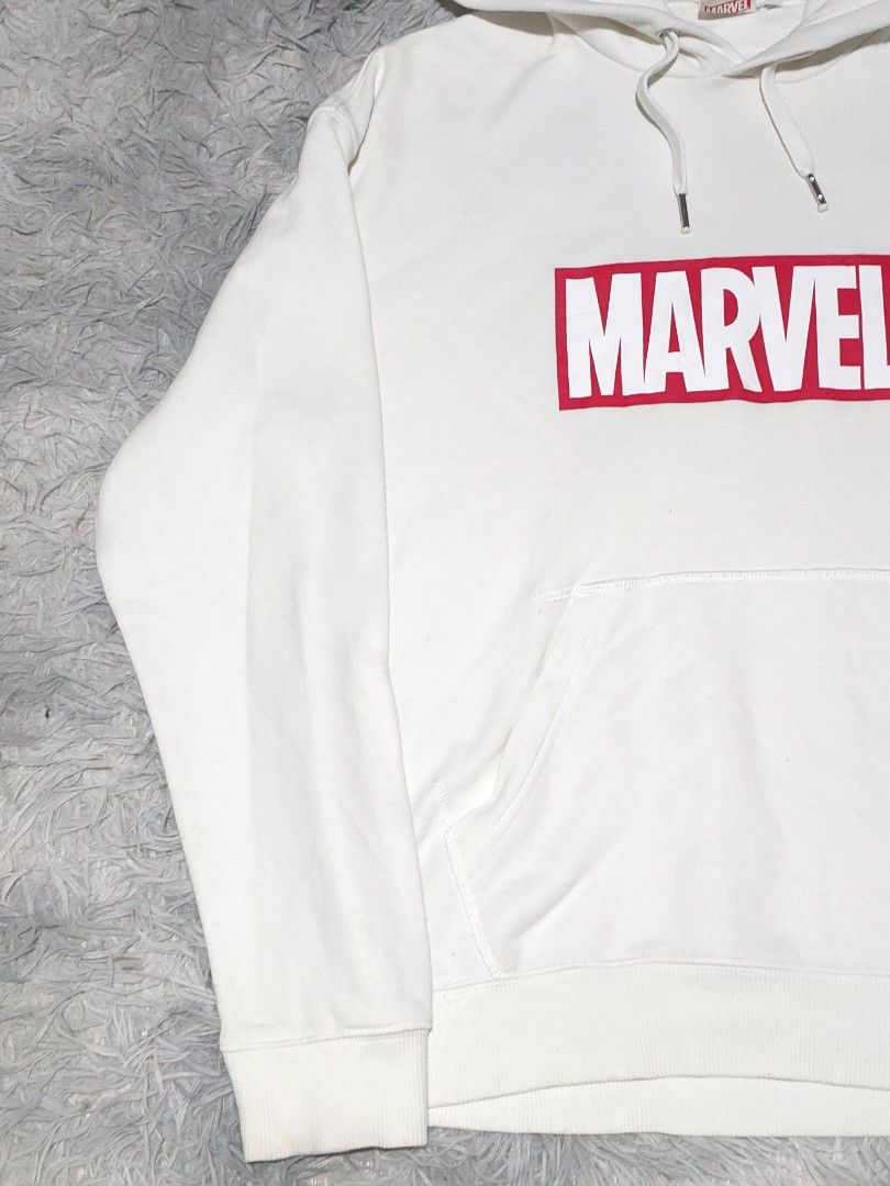GU x Marvel Comics White Hoodie (Category: Hoodies) located in Abulug. Submitted by humanwhosellthings (Listing ID 1458095029, Image 3). Description: - Iconic Marvel Comics logo in red and white ✅️Size Medium 20.5W x 25L - Comfortable white pullover hoodie - Features a front pocket and adjustable drawstring hood - Made from soft, casual material - Perfect for any Marvel fan.
