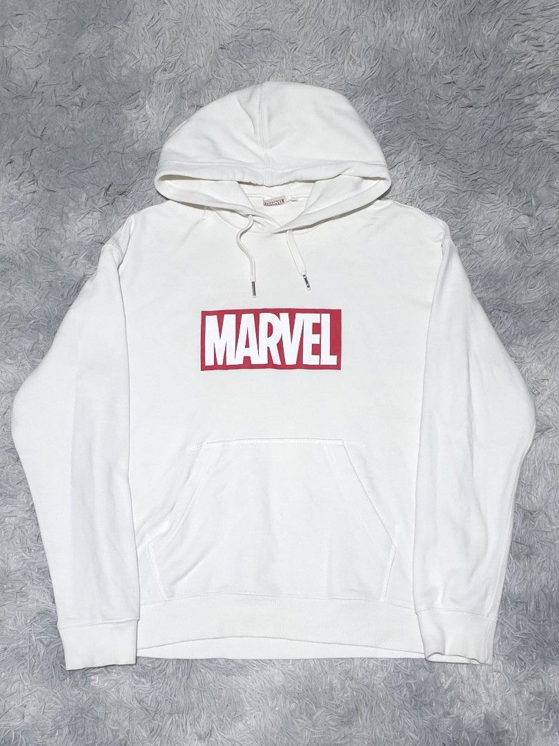 GU x Marvel Comics White Hoodie (Category: Hoodies) located in Abulug. Submitted by humanwhosellthings (Listing ID 1458095029, Image 1). Description: - Iconic Marvel Comics logo in red and white ✅️Size Medium 20.5W x 25L - Comfortable white pullover hoodie - Features a front pocket and adjustable drawstring hood - Made from soft, casual material - Perfect for any Marvel fan.