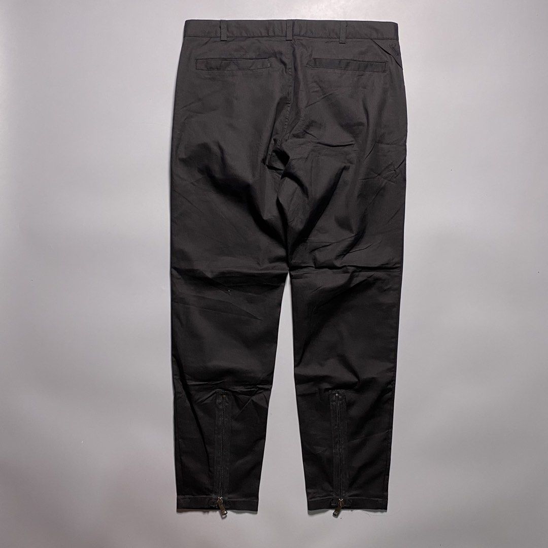 Gucci Double Knee Trouser Pants (Category: Jeans) located in Bacolod City. Submitted by quiarakazelxx (Listing ID 1458056378, Image 2). Description: Size: Medium Waist: 32-33 Length: 37 •Comes with Gucci Embroidered Signature design at the back of the pants, Featuring with two zipper and double knee design at the lower part of the pants.🖊️.
