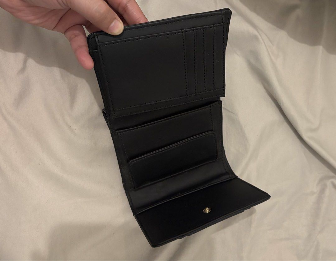 Guess Trifold Wallet (Category: Wallets & Card holders) located in Quezon City. Submitted by everybit (Listing ID 1457985136, Image 3). Description: - Authentic - Still with tag - I received this as a gift, I never used it - So nice, it has many card slots.