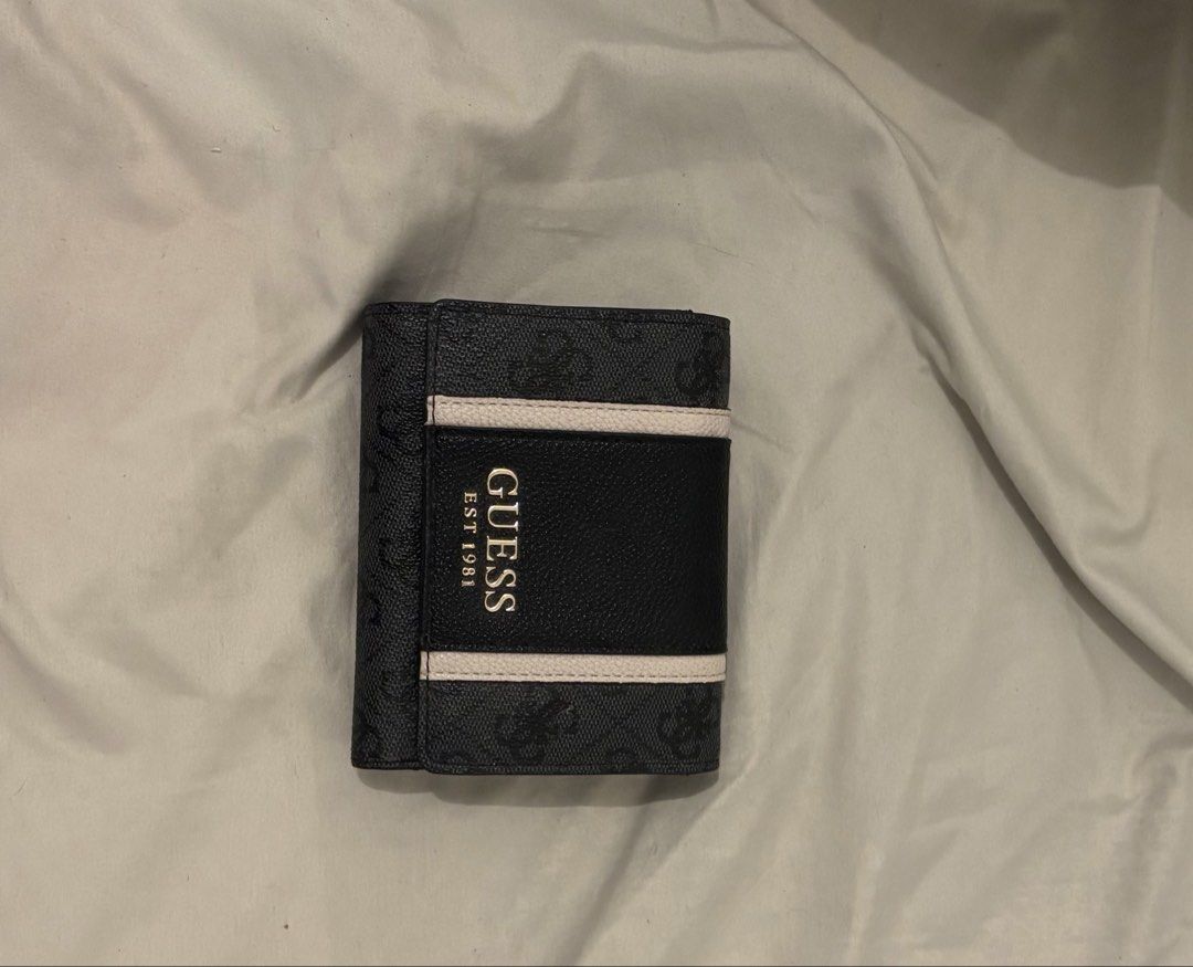 Guess Trifold Wallet (Category: Wallets & Card holders) located in Quezon City. Submitted by everybit (Listing ID 1457985136, Image 1). Description: - Authentic - Still with tag - I received this as a gift, I never used it - So nice, it has many card slots.