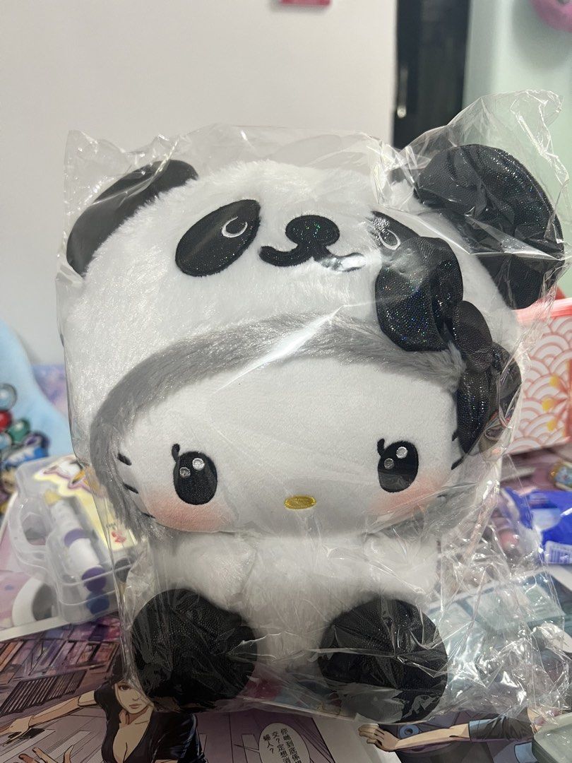 Hello Kitty公仔 （分類：絨毛玩具）位於 Hong Kong。 由 edwardwinwin 提交（商品編號 1458072136，圖片 1）。簡介： 係 My Melody 嘅熊貓造型毛絨公仔，好可愛呀！個樣好得意，仲有閃閃嘅耳朵同埋蝴蝶結。啱晒鍾意 Sanrio 嘅朋友仔收藏或者送禮。。