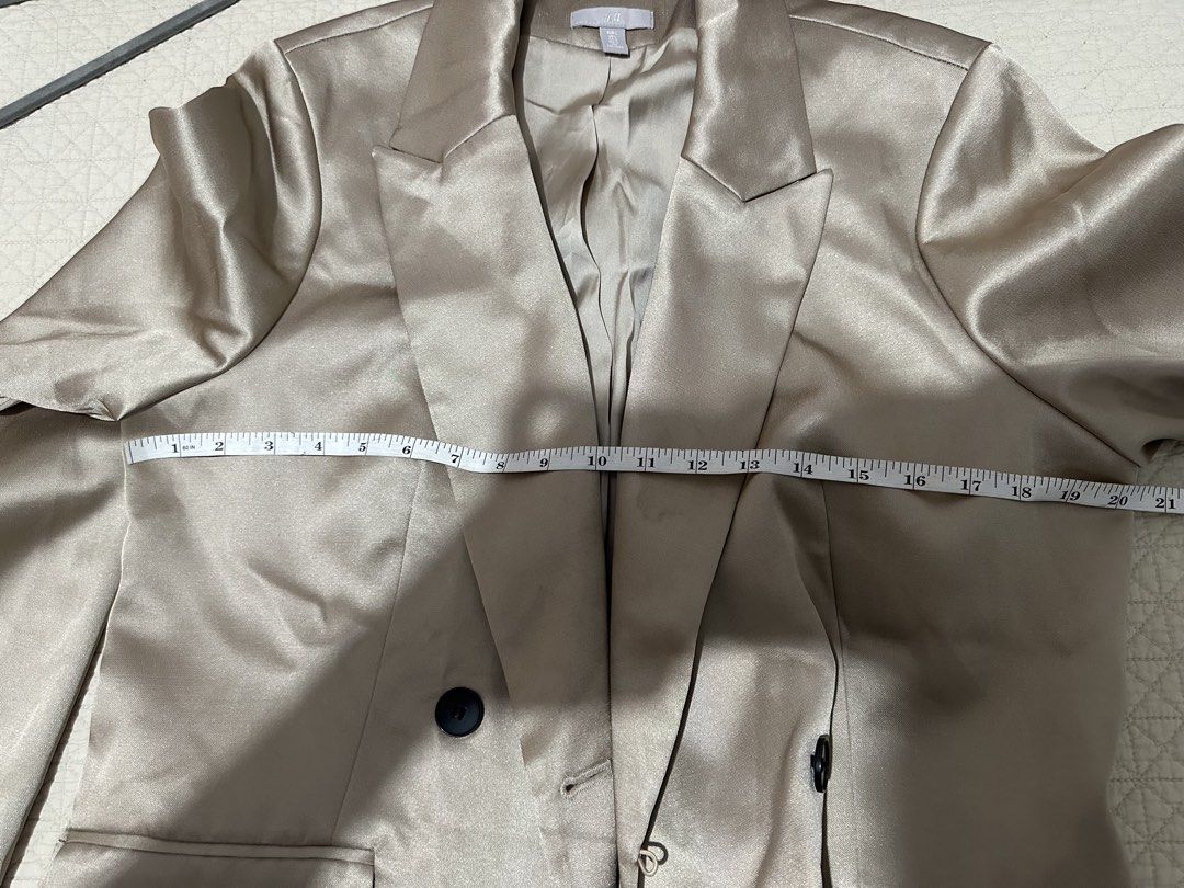 H&M Blazer EUR L (Category: Coats, Jackets and Outerwear) located in Subic. Submitted by ruffa_assorted_item (Listing ID 1457952123, Image 3). Description: - Lightweight H&M blazer - Neutral champagne color - Size EUR L - Ideal for layering over outfits - Simple and classic design.