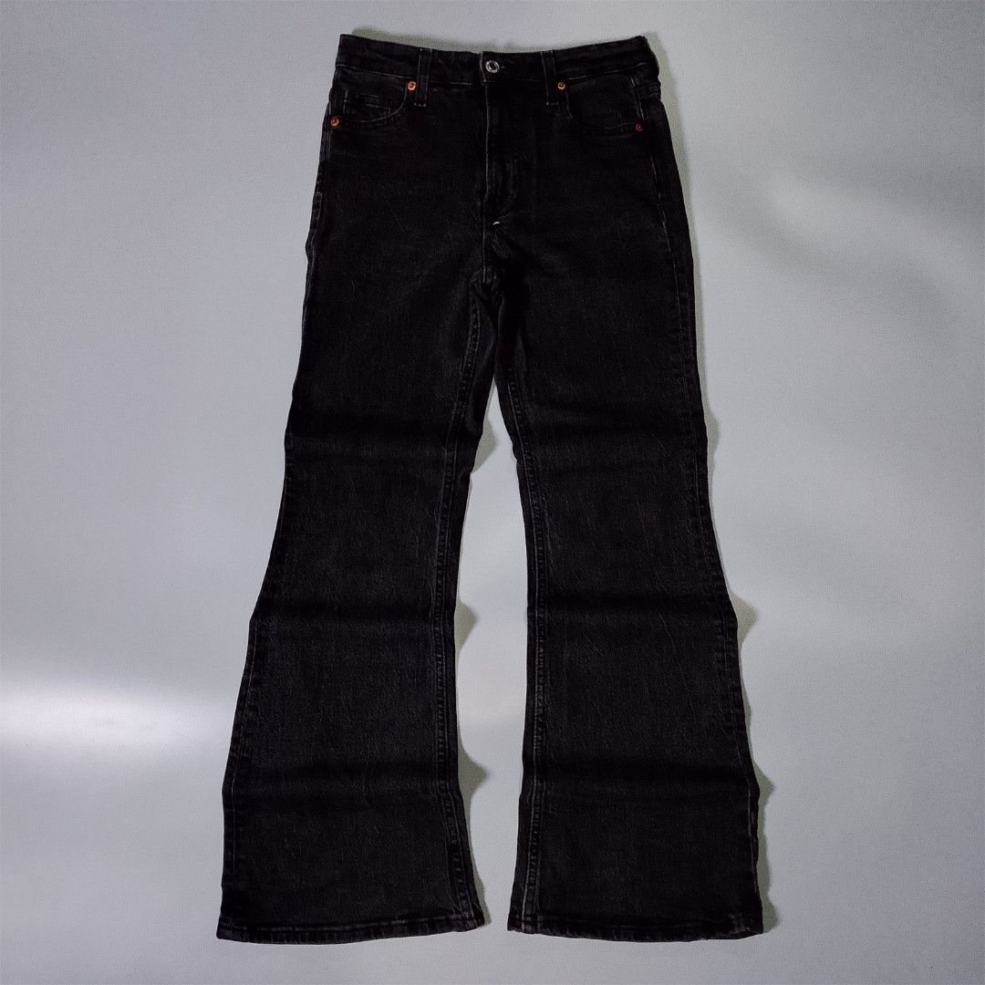H&M Flared Pants (Category: Jeans) located in Taguig. Submitted by workwearheads (Listing ID 1457983906, Image 1). Description: Waist: 28-30 Length: 38 Thigh: 10 Hem: 10 Color Rate: 9.5/10 No issue Ukay/Thrifted Excellent Condition.