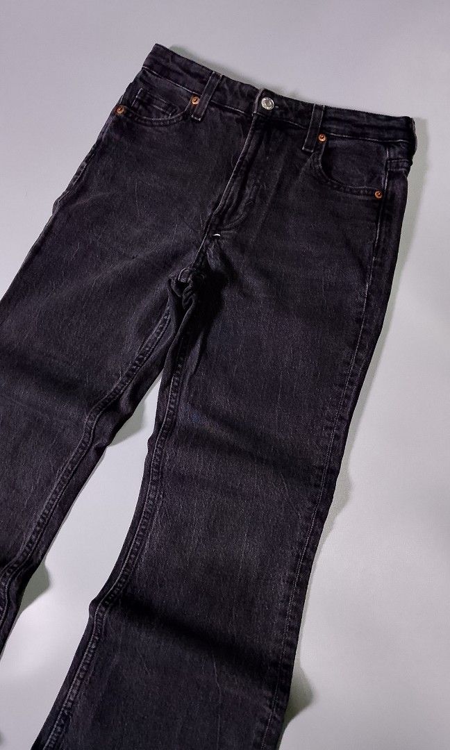 H&M Flared Pants (Category: Jeans) located in Taguig. Submitted by workwearheads (Listing ID 1457983906, Image 3). Description: Waist: 28-30 Length: 38 Thigh: 10 Hem: 10 Color Rate: 9.5/10 No issue Ukay/Thrifted Excellent Condition.