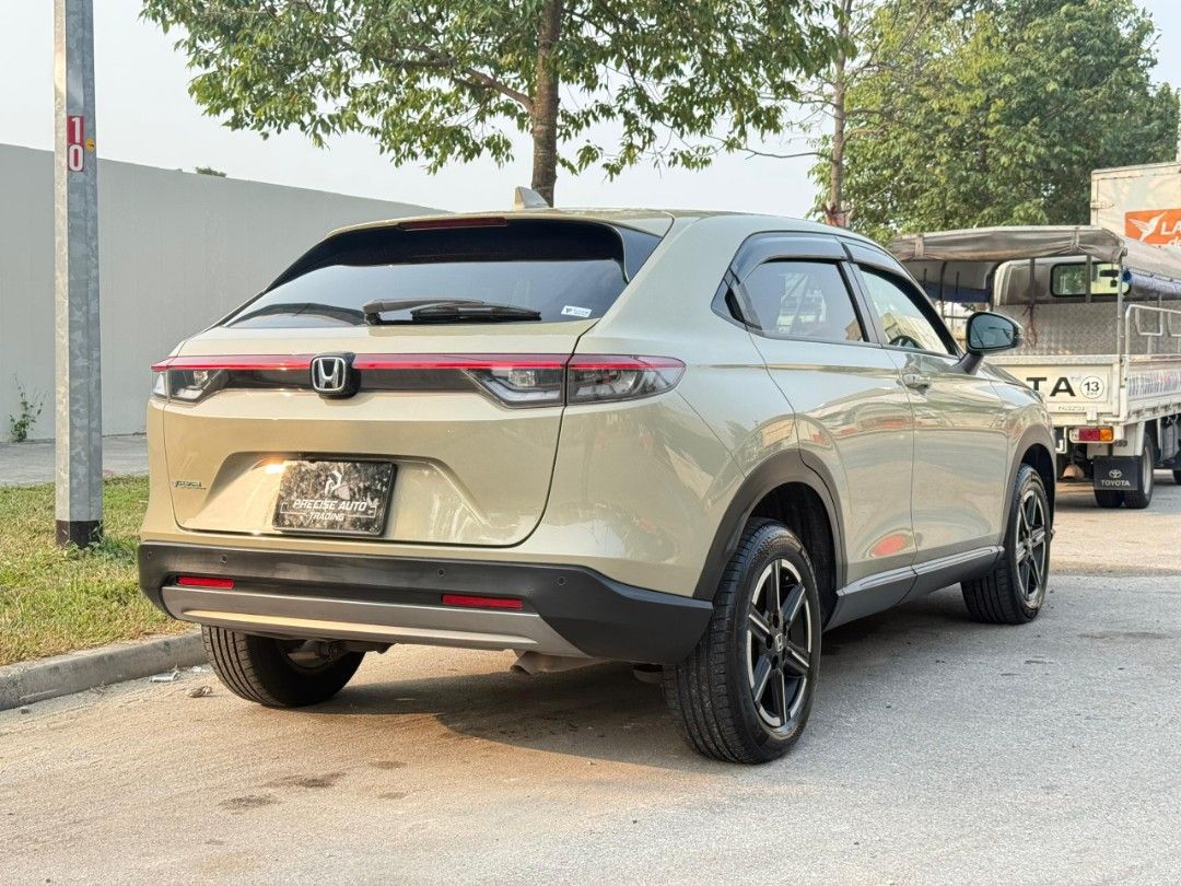 Honda Vezel 1.5 G (A) (Category: Used Cars) located in Singapore. Submitted by preciseauto (Listing ID 1457995637, Image 3). Description: 🔥🔥BOSS SAY ALL MUST GO CLEARANCE SALE🔥🔥 🚨CHEAPEST CARS IN THE MARKET🚨 🚘$500 DRIVEAWAY🚘 🏦LOWEST INTEREST FROM 1.48%🏦 🟢1 YEAR WARRANTY🟢 🔧FREE 1 YEAR SERVICING🔧 🏬 Vehicle 120 Points INSPECTION CHECK By In House Workshop BEFORE we put them for SALE 🚕 PHV Drivers Welcomed 🔁 High Trade In Value ‼️ 🌟