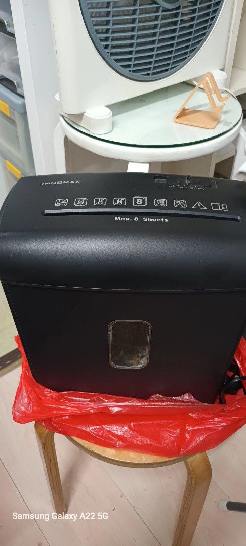 INNO MAX Paper Shredder - Max 8 Sheets （分類：打印機及影印機）位於 Hong Kong。 由 skol.warriors 提交（商品編號 1457976006，圖片 1）。簡介： Selling an INNO MAX paper shredder. It can handle up to 8 sheets at once. Has auto, off, and reverse functions. There's a small window to check the bin level. Works well. Ready for a new home.。