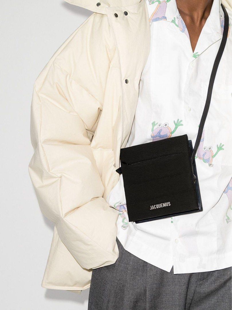Jacquemus 斜背包 （分類：手袋及銀包）位於 Hong Kong。 由 tf.shops 提交（商品編號 1457987743，圖片 3）。簡介： New and real buy form Joyce。
