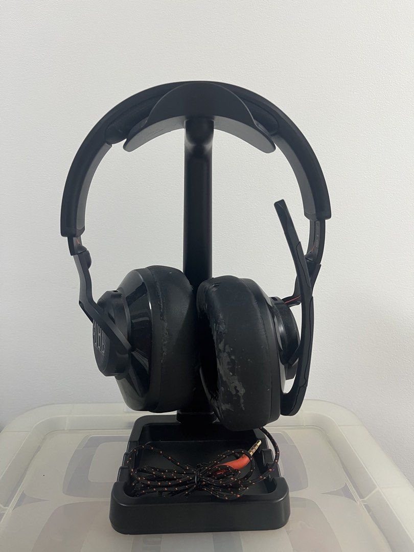 JBL Quantum 300 headphones (Category: Headphones & Headsets) located in Pasig City. Submitted by st_03 (Listing ID 1457993813, Image 3). Description: Still works well but leather foam has worn out. Replacements or covers can be bought online. Comes with box. Stand not included. .