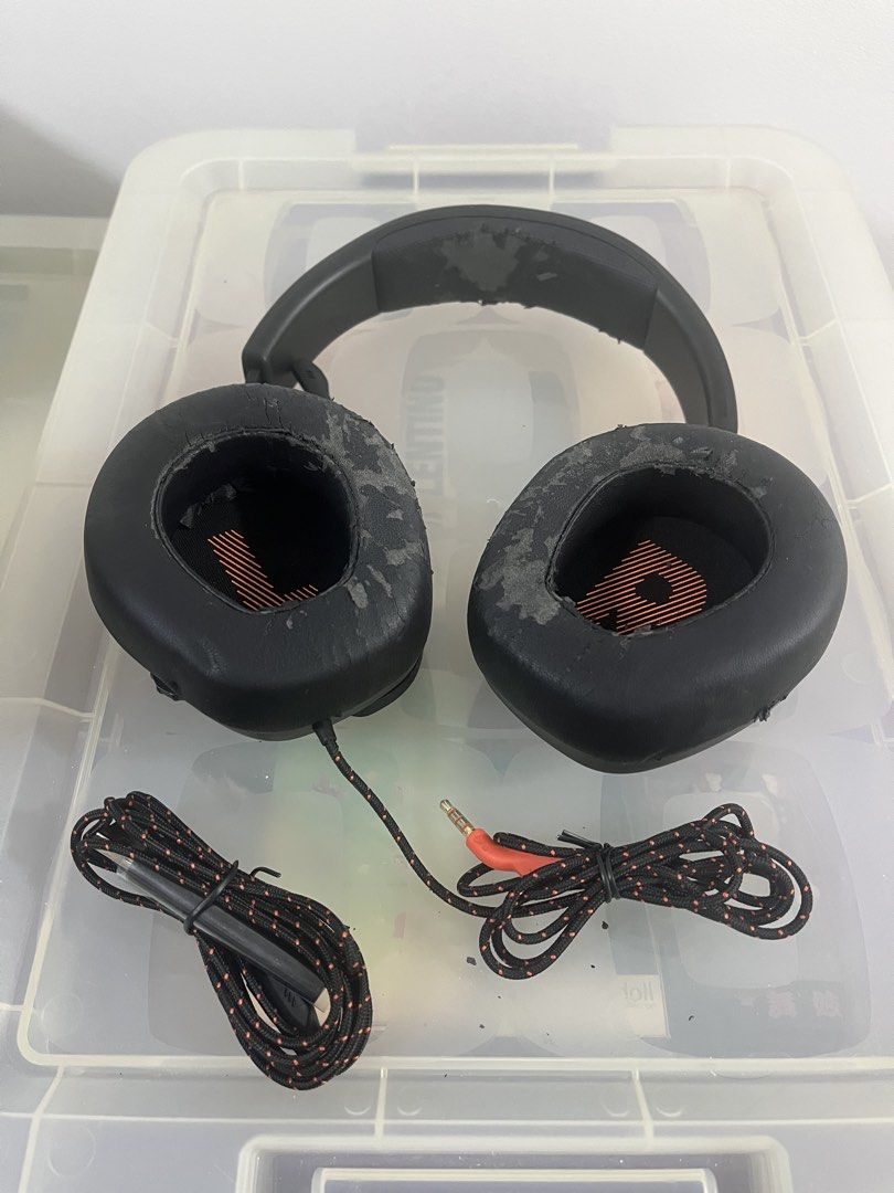 JBL Quantum 300 headphones (Category: Headphones & Headsets) located in Pasig City. Submitted by st_03 (Listing ID 1457993813, Image 2). Description: Still works well but leather foam has worn out. Replacements or covers can be bought online. Comes with box. Stand not included. .