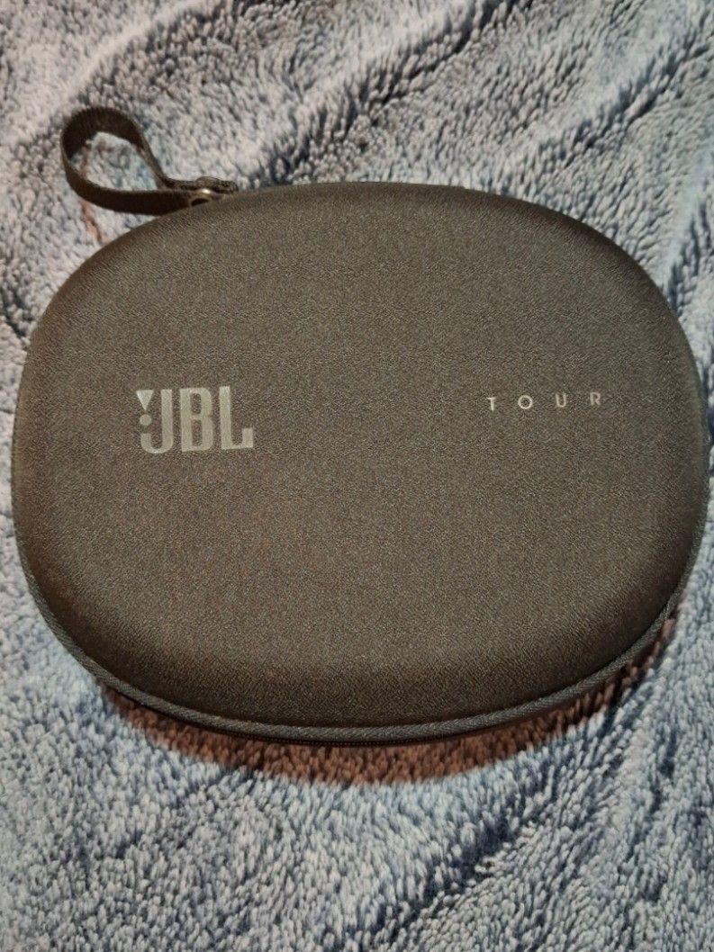 JBL Tour Hard Shell Headphone Carrying Case (Category: Headphones & Headsets) located in Manila. Submitted by yodaofdagobah (Listing ID 1458022049, Image 1). Description: - RFS: My headphones broke so I no longer need this :< I can also include the broken JBL Tour headphones for an additional price of 5K (slightly negotiable)..