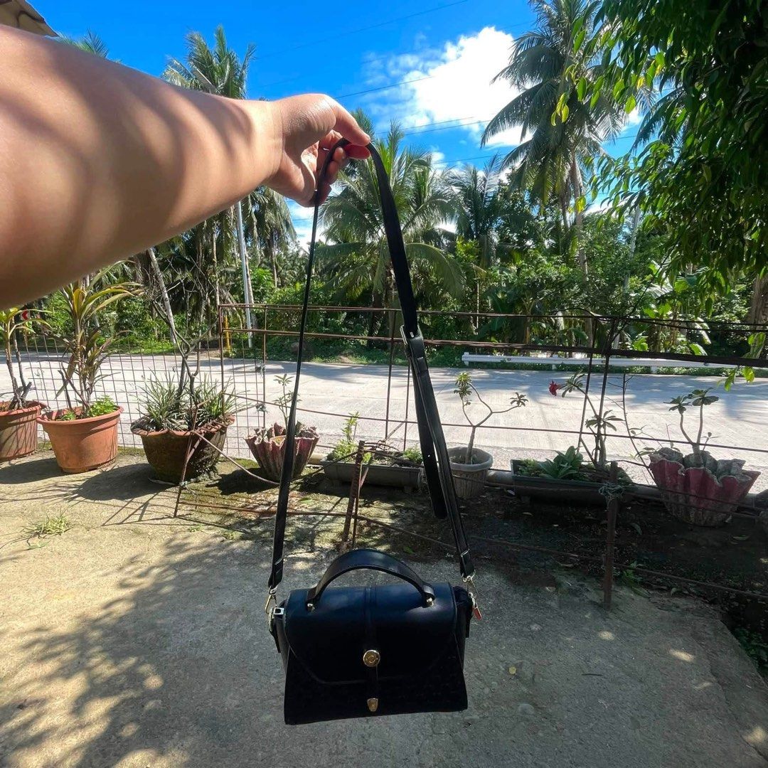 Jovanni Bag (Category: Luxury Bags & Wallets) located in Manila. Submitted by your_angelaban (Listing ID 1458022665, Image 3). Description: JOVANNI BAG FOR 600PHP ONLY NOW 500PHP❗️ Reason of Selling: Not Needed (Decluttering) ORIGINAL PRICE: 1,300PHP (MALL PRICE) Style: Top handle handbag with a detachable shoulder strap. .