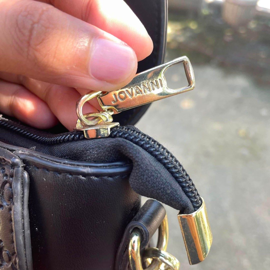 Jovanni Bag (Category: Luxury Bags & Wallets) located in Manila. Submitted by your_angelaban (Listing ID 1458022665, Image 2). Description: JOVANNI BAG FOR 600PHP ONLY NOW 500PHP❗️ Reason of Selling: Not Needed (Decluttering) ORIGINAL PRICE: 1,300PHP (MALL PRICE) Style: Top handle handbag with a detachable shoulder strap. .