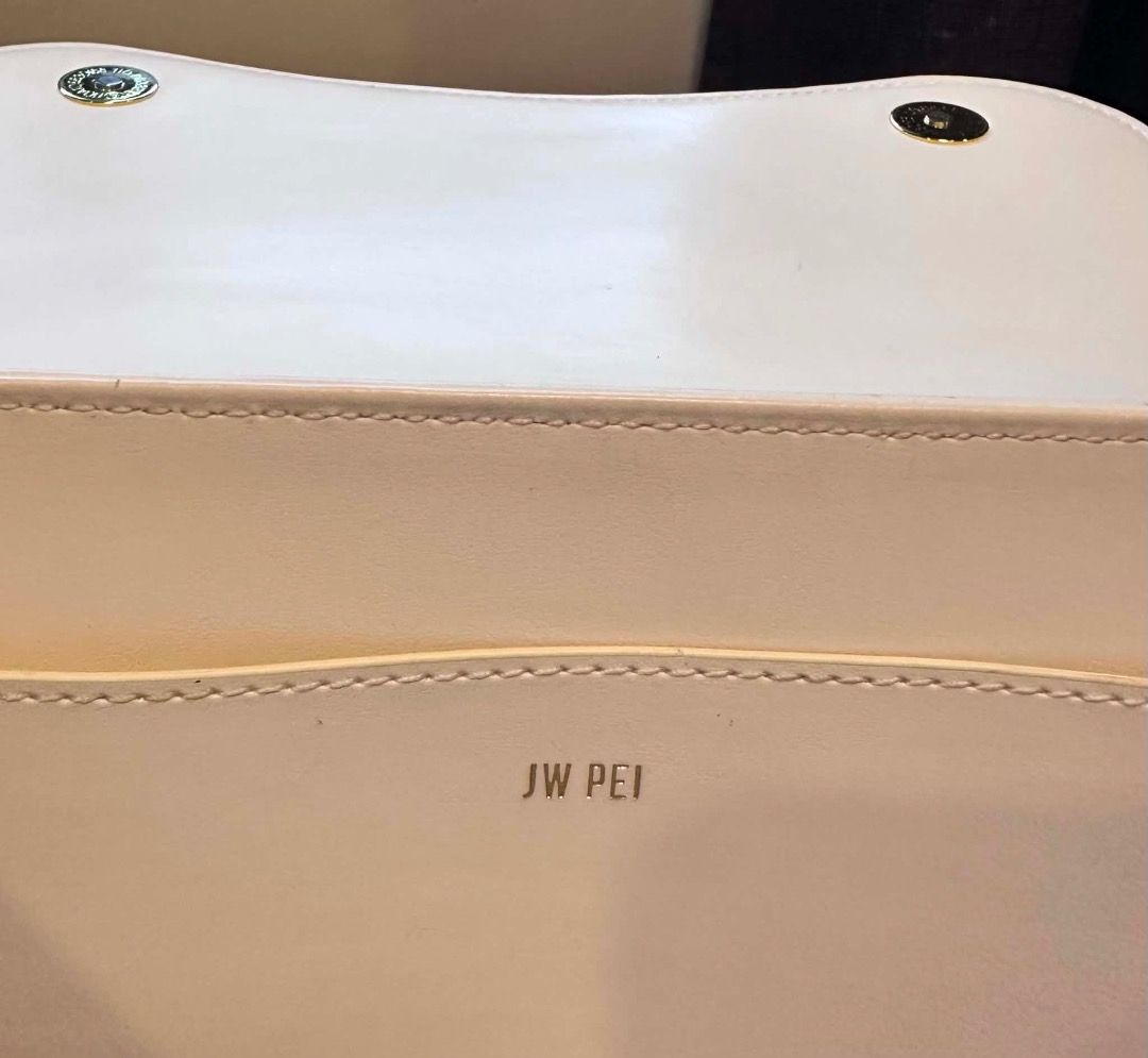 JW Pei White Shoulder Bag (Category: Luxury Bags & Wallets) located in Albuera. Submitted by zaraofdammam09 (Listing ID 1458001410, Image 3). Description: - Brand: JW Pei - Color: White - Hardware: Gold - Interior: 1 slip pocket - Style: Shoulder bag - Ideal for: Everyday use.