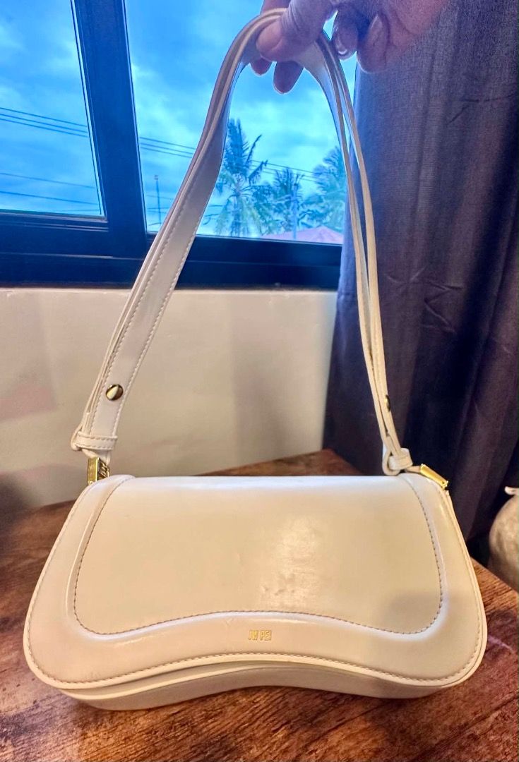 JW Pei White Shoulder Bag (Category: Luxury Bags & Wallets) located in Albuera. Submitted by zaraofdammam09 (Listing ID 1458001410, Image 1). Description: - Brand: JW Pei - Color: White - Hardware: Gold - Interior: 1 slip pocket - Style: Shoulder bag - Ideal for: Everyday use.