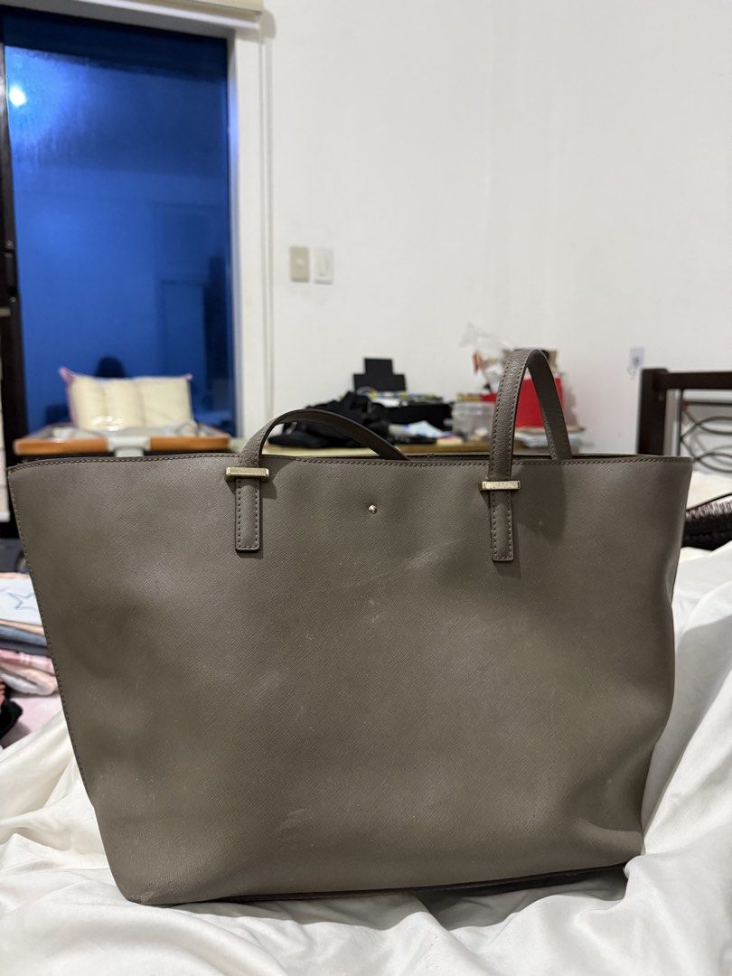 Kate Spade Tote Bag (Category: Shoulder Bags) located in Baguio. Submitted by saintjersey (Listing ID 1458010489, Image 1). Description: Original Kate Spade Tote Bag can fit laptop issue: needs cleaning minor damage in straps .