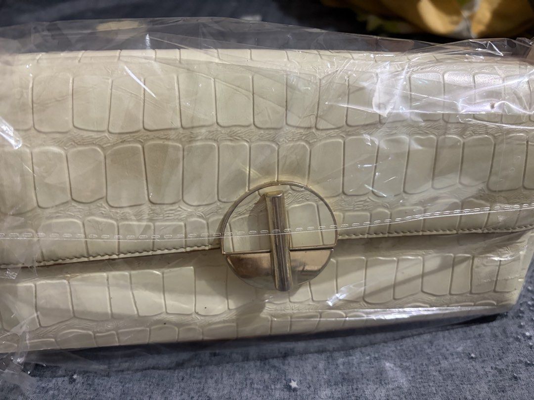 Kili Bag/Shoulder Bag (Category: Shoulder Bags) located in Manila. Submitted by zenwater_6b25f5 (Listing ID 1458028746, Image 2). Description: Can used for party or event For everyday used Makapal ang bag Cream color What you see is what you get Makinis No issue Waterproof .
