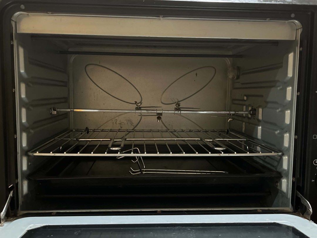 Kyowa Oven 80 Litters (Category: Cookware & Accessories) located in Pateros City. Submitted by stroberri3 (Listing ID 1458070445, Image 2). Description: Oven Condition - good and still working Complete inclusion except: - tray - cooling rack - tray handle - rotisserie / rotating rod Little to no used (small rust sa outer parts) Mod: Lalamove (car) Rfs: Di nagagamit.