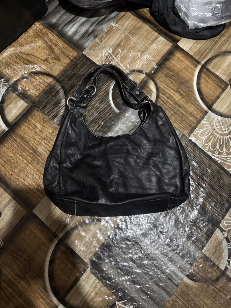 Lauren Ralph Lauren (Category: Luxury Bags & Wallets) located in Lopez. Submitted by thrift.ni.roms22 (Listing ID 1458049024, Image 2). Description: .