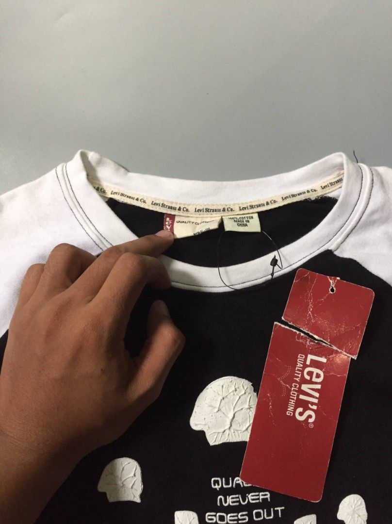 Levi's Long Sleeve (Category: Coats, Jackets and Outerwear) located in Balayan. Submitted by _wethrift (Listing ID 1457959272, Image 2). Description: Levi's Long Sleeve - size L - dimension 21 x 28 - excellent condition - color rate 9/10 - with hangtag natanggal lang nung nilabhan MINE - 📩 +shipping fee 📍 BALAYAN, BATANGAS.