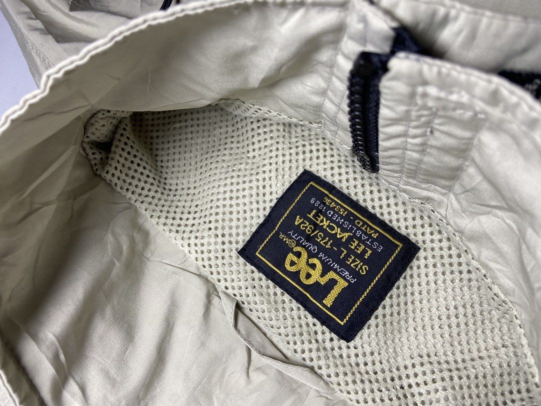 LEVI’S WINDBREAKER HOODIE (Category: Coats, Jackets and Outerwear) located in Navotas City. Submitted by classicarrival.ph (Listing ID 1458041075, Image 3). Description: Size: XL Best fit: XL Length: 29 Width: 24 Flaw: minimal stain EXCELLENT CONDITION⭐️ .