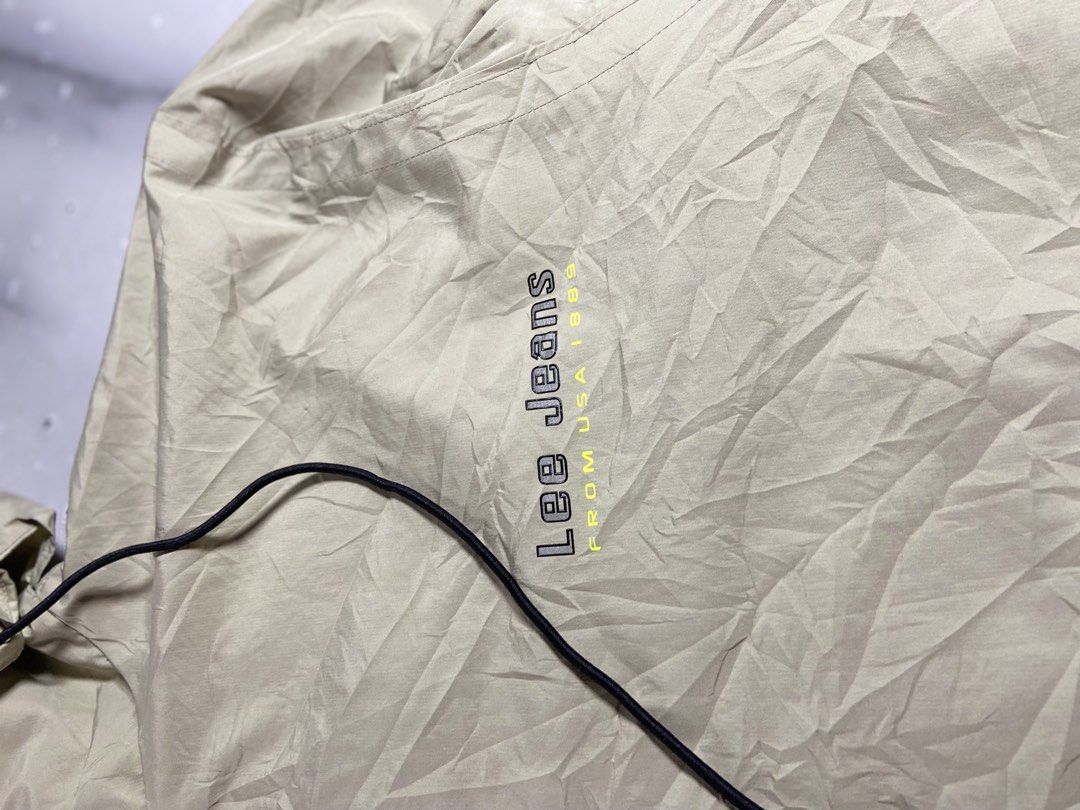 LEVI’S WINDBREAKER HOODIE (Category: Coats, Jackets and Outerwear) located in Navotas City. Submitted by classicarrival.ph (Listing ID 1458041075, Image 2). Description: Size: XL Best fit: XL Length: 29 Width: 24 Flaw: minimal stain EXCELLENT CONDITION⭐️ .